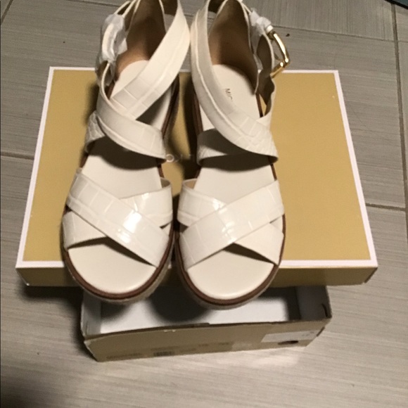 MK  Darby Sandal Embossed Leather LT Cream 7m - Picture 1 of 4